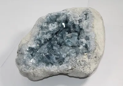 Produktbild von Celestit Kristallstufe Mutterstein wasserblauer Edelstein Rarität