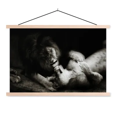Produktbild von MuchoWow® Textilposter Löwe - Schwarz - Weiß 120x80 cm mit holzfarbenen Rahmen - Aufhängeset
