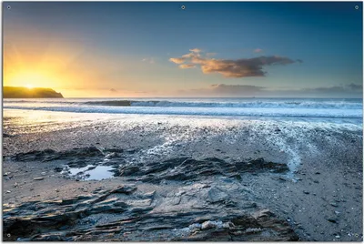 Produktbild von Wallario Outdoor-Poster für Garten oder Balkon, Motiv Einsamer Strand in Cornwall  England, in ca. 61 x 91,50 cm