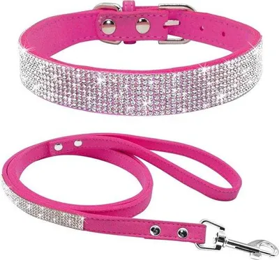 Imagen del producto de Conjunto de collar y correa para perros Unyqoos® con pedrería, color rosa, cuero de gamuza suave, ajustable de 38 a 46 cm (talla L), con 5 agujeros, detalles de cristales brillantes y cierre con diseño de diamante