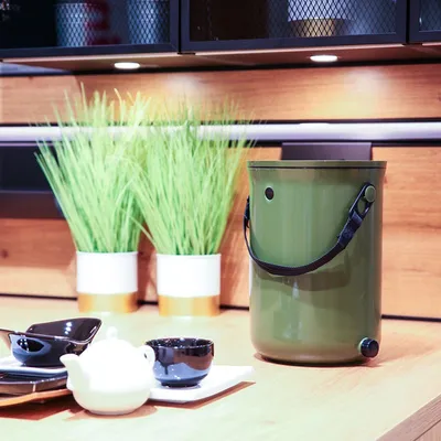 Produktbild von Skaza Bokashi Organko 2 | Preisgekrönter Küchenkompostbehälter aus recyceltem Kunststoff | 9.6 L | Starter Set für Küchenabfälle und Kompostierung | mit EM Bestreuung 1 kg | Olive Grün