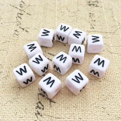 Zdjęcie produktu dla Koraliki z literami, 30 sztuk, 6x6 mm, białe z czarnym, kwadratowe, litera W
