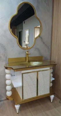 Produktbild von Casa Padrino Barock Badezimmer Set Weiß / Gold - 1 Waschtisch mit Glas Waschbecken & 1 Wandspiegel - Barock Badezimmer Möbel
