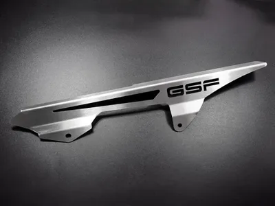 Image de Protège chaîne compatible avec Suzuki GSF 600 Bandit / S BJ 2000-04 / GSF 650 Bandit / S BJ 2005-16 logo argenté