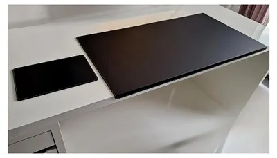 Produktbild von Gewinkelte Schreibtischunterlage mit Kantenschutz und Mousepad aus echtem Leder, Schwarz mit grauer Naht, 90 x 47 cm