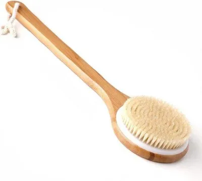 Produktbild von Famanu Körperbürste zur Exfoliation und Massage - mit natürlichem Borsten und langem Bambusgriff