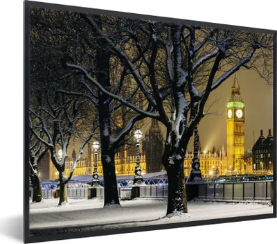 Produktbild von MuchoWow® Gerahmtes Poster Big Ben zwischen den Bäumen in einer Winterlandschaft in London 40x30 cm - Poster mit Schwarzem Bilderrahmen Wandposter Rahmen Foto Bilder - Kunstposter - Wanddekorationen