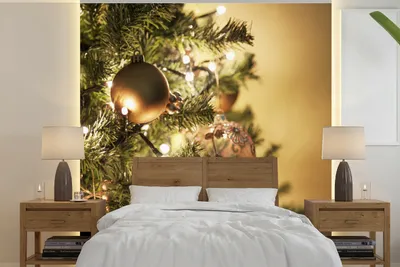 Produktbild von MuchoWow® Fototapete für Wohnzimmer oder Schlafzimmer Wandtapete Vinyl Motivtapete Ein Weihnachtsbaum mit bunten Kugeln - 260x260 cm - Papiertapeten