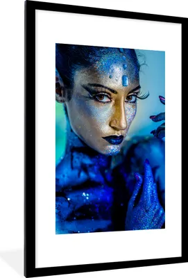 Produktbild von MuchoWow® MuchoWow® Gerahmtes Poster Frau - Gold - Blau 60x90 cm - Poster mit zchwarzem Bilderrahmen - Dekoration - Wandposter Wohnzimmer - Hochwertig