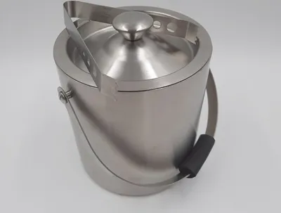 Produktbild von Relaxdays Eisbehälter rund mit Deckel, Eiszange, Eiswürfel-Kühler für Bar, Party, 1,5 Liter, HBT: 17 x 15 x 15cm, silber