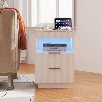 Obrázok produktu pre UnboxG Nočný stolík, biely, 40x40x60 cm – Moderný príkonový stolík s vlnitým dizajnom, RGB LED osvetlením, integrovanou nabíjacou stanicou a 2 zásuvkami, vhodný do spálne a obývačky