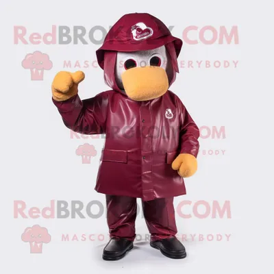 Produktbild von Kastanienbrauner REDBROKOLY Maskottchen Kostüm charakter mit American-Football-Helm bekleidet mit einem Regenmantel und Halsketten