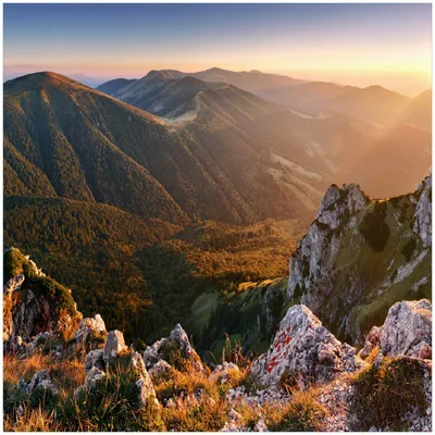 Produktbild von Wallario Premium Glasbild, freischwebende Optik, kräftige Farben, Größe 30 x 30 cm Motiv Berglandschaft mit Sonnenuntergang in der Slowakei