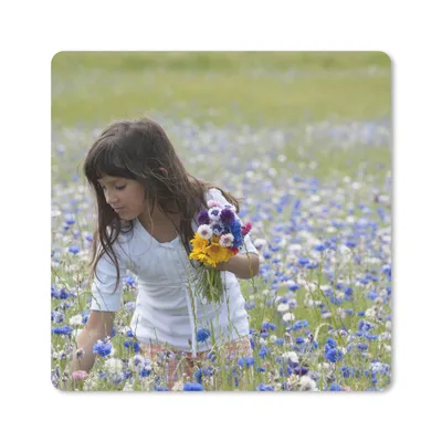 Produktbild von MuchoWow® Mauspad Mousepad Mädchen - Blumen - Wiese 20x20 cm - Mousepads - Maus Mat - Pad - Mausunterlage - Desk Mat - Bureauartikeln