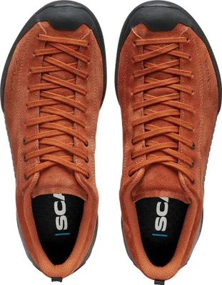Paar orangefarbene Scarpa Mojito GTX Schuhe mit Schnürsenkeln und schwarzer Sohle von oben sichtbar