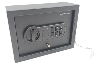 Immagine prodotto di Amazon Basics Cassaforte, piccola e sottile, per cassetti della scrivania, con serratura elettronica a combinazione programmabile, nera, 30 cm L x 21,8 cm P