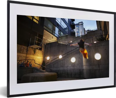 Produktbild von MuchoWow® Gerahmtes Poster Ein Mann übt Parkour 60x40 cm - Poster mit Schwarzem Bilderrahmen Wandposter Rahmen Foto Bilder - Schlafzimmer - Plakat in Rahmen - Drucken