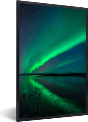 Produktbild von MuchoWow® Gerahmtes Poster Nordlicht - Island - Sternenhimmel - Grün - Wasser 60x90 cm - Poster mit Schwarzem Bilderrahmen Wandposter Rahmen Foto Bilder - Kunst