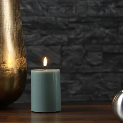 Zdjęcie produktu dla Świeca filarowa LED MIA - prawdziwy wosk - realistyczny płomień 3D - H: 10cm - D: 7,5cm - szałwiowa zieleń