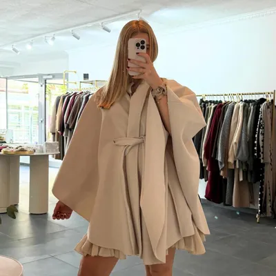 Produktbild von Cape Poncho "Fiona" Beige, Onesize (XS-XL) für Damen Poncho, Super süßes Cape für den Herbst und Winter, Frauen Cape, Wintercape, Langarm Cape Poncho
