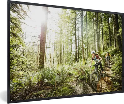 Produktbild von MuchoWow® Gerahmtes Poster Zwei Frauen auf einem Mountainbike durch den Wald 90x60 cm - Poster mit Schwarzem Bilderrahmen Wandposter Rahmen Foto Bilder - Fotorahmen - Foto-Plakat