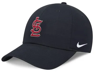 Immagine prodotto di Cappellino Nike Primetime Club, modello non strutturato, in cotone organico, colore blu, con logo St. Louis Cardinals, taglia L–XL