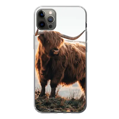 Produktbild von MuchoWow® Handyhülle Schutzhülle Hülle für iPhone 13 Pro Max Schottische Highlander - Tiere - Ländlich - Landschaft - Kuh - Natur Silikon Softcase Handy Hülle - Mobiltelefon