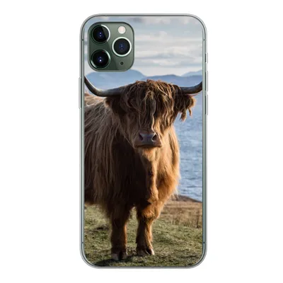 Produktbild von MuchoWow® Handyhülle Schutzhülle Hülle für iPhone 11 Pro Max Schottische Highlander - Bergen - Meer Silikon Softcase Handy Hülle - Schutz