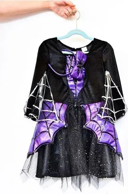 Imagen del producto de Vestido de araña de la marca Den Goda Fen, talla 122-128, color morado, que incluye diadema