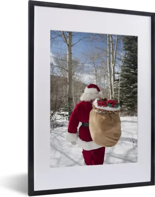 Produktbild von MuchoWow® MuchoWow® Gerahmtes Poster Der Weihnachtsmann geht mit einem Sack voller Weihnachtsgeschenke durch einen Wald 30x40 cm - Poster mit zchwarzem Bilderrahmen - Wandposter Schlafzimmer