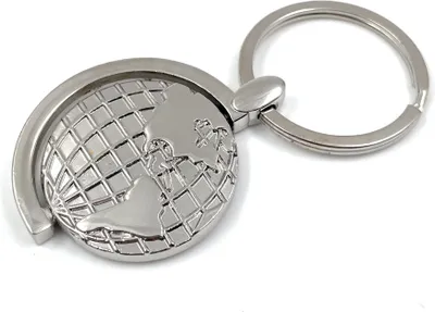 Productafbeelding van Onwomania wereldbol sleutelhanger, metalen geluksbringer in een aluminium cadeauverpakking, ideaal om cadeau te geven