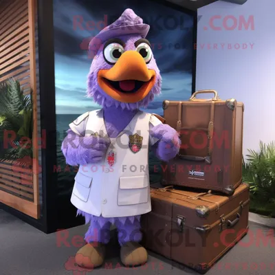 Immagine prodotto di Personaggio mascotte REDBROKOLY di un pollo Tandoori color lavanda vestito con pantaloncini cargo e valigette
