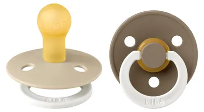 Produktbild von BIBS Colour Glow Schnuller 2er-Pack, BPA-frei. Leuchtet im Dunkeln, Kirschform Nippel. Naturkautschuk / Latex, Hergestellt in Dänemark. Größe 2 (6-18 Monate), Vanilla NIGHT / Dark Oak NIGHT