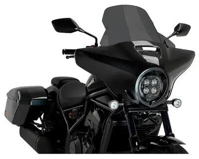 Productafbeelding van PUIG windscherm, model "high-road touring", in donker rookkleur, voor Honda Rebel touring
