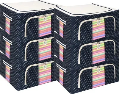 Sechs dunkelblaue gepunktete Stoffaufbewahrungsboxen mit weißen Deckeln und Reißverschlüssen, mit klaren Fenstern und bunten gestreiften Inhalten