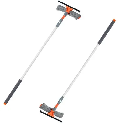 Zwei Fensterreiniger mit langem Stiel, grauen Mikrofaserpads und schwarzen Abziehern, mit orangefarbenen Akzenten