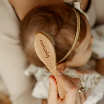 Image de Muminky | Brosse à cheveux pour bébés - 14 cm - en bois avec poils de chèvre - soin tout en douceur - massage apaisant