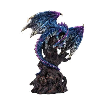 Majestätischer blau-violetter Drachen, der sich um knorrigen Baumstamm windet.