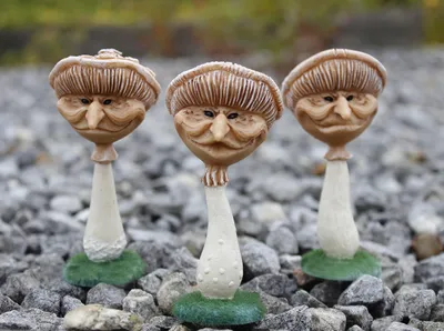 Produktbild von Set mit 3 Miniatur-Gartenpilzen aus Kunstharz, für den Innen- und Außenbereich.