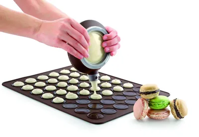 Productafbeelding van Lékué Macaron-baksset, bruin. Set voor het maken van macarons