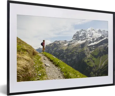Produktbild von MuchoWow® Gerahmtes Poster Wandern in den Bergen einer Schweizer Landschaft 60x40 cm - Poster mit Schwarzem Bilderrahmen Wandposter Rahmen Foto Bilder - Schlafzimmer - Plakat in Rahmen - Drucken