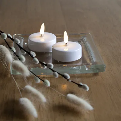 Zdjęcie produktu dla Szwedzki Zestaw 2x Świeca LED Tealight FLAMME Biała 5,5 cm Migoczący Płomień, Timer, Długi Czas Pracy, Realistyczne Światło LED