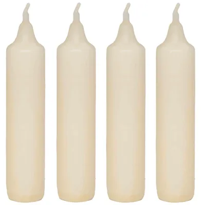 Vier cremefarbene Stabkerzen stehen nebeneinander und haben eine glatte Oberfläche sowie eine leicht spitz zulaufende Form an der Spitze