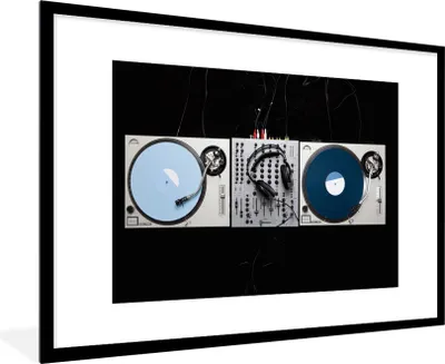 Produktbild von MuchoWow® Gerahmtes Poster Mischpult auf schwarzem Hintergrund 90x60 cm - Poster mit Schwarzem Bilderrahmen Wandposter Rahmen Foto Bilder - Wanddekoration - Fotos