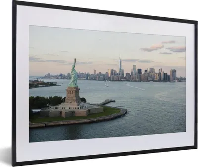 Produktbild von MuchoWow® Gerahmtes Poster New York - Freiheitsstatue - Amerika 60x40 cm - Poster mit Schwarzem Bilderrahmen Wandposter Rahmen Foto Bilder - Schlafzimmer - Plakat in Rahmen - Drucken