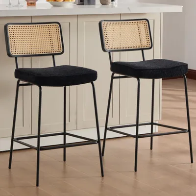 Image de Ensemble de deux tabourets de bar au style vintage moderne, avec dossier en rotin, structure en bois, hauteur d'assise de 69 cm, assise rembourrée et repose-pieds, couleur noire