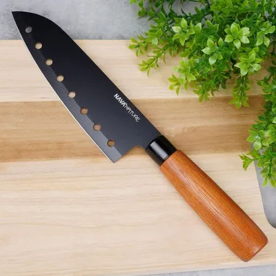 Obrázok produktu pre Kuchársky nôž Santoku 16,5 cm s čiernou čepeľou, drevená rukoväť