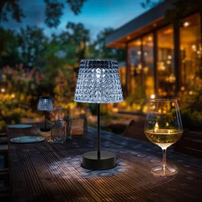 Produktbild von Solar-Tischleuchte für den Außenbereich, solarbetrieben, Ø12 x 26 cm – Rauchgrau – Kaltweißes LED-Licht – IP44 – Kabellos – Garten, Terrasse & Balkon [13005B], KI-generiertes Bild