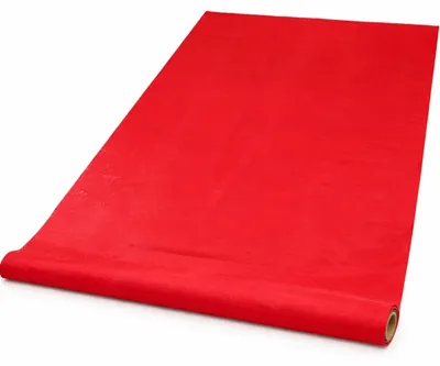 Roter Bodenläufer aus Polyester-Vlies leicht ausgerollt auf weißem Hintergrund, ideal für Events und Feiern.