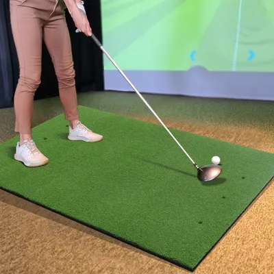 Obrázek produktu pro Golfová úderová podložka 3 v 1 s umělou trávou 2 golfová odpaliště 2 vyrovnávací tyče a 6 předvrtaných otvorů pro odpaliště 60" x 47"